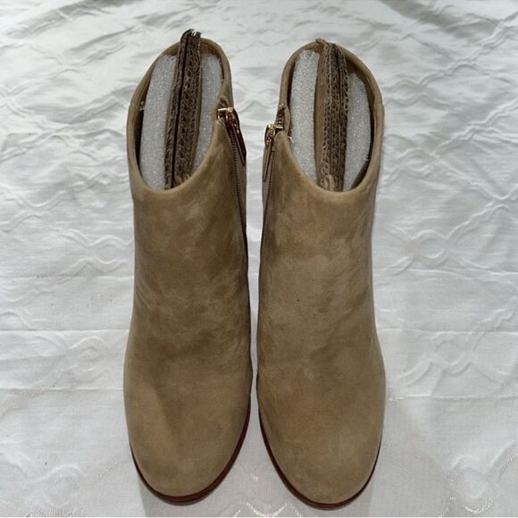 Vince Camuto Tan Leather Ankle Boots
Boots(Size 6.5M) - Picture 7 of 13